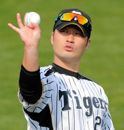 　ボールの握りを確認する呉昇桓（撮影・棚橋慶太）