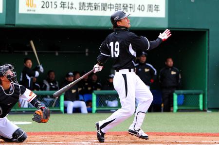 　１回、右前に先制適時打を放つ新井良（撮影・保田叔久）