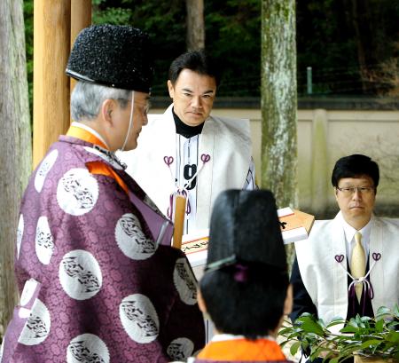 　お札を授かる和田監督（撮影・棚橋慶太）