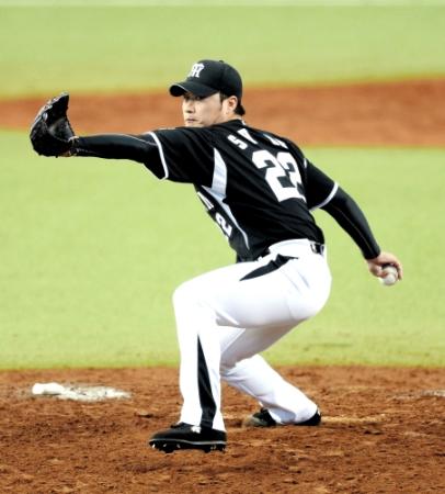 ９回、初の連投で力投する呉昇桓（撮影・園田高夫）