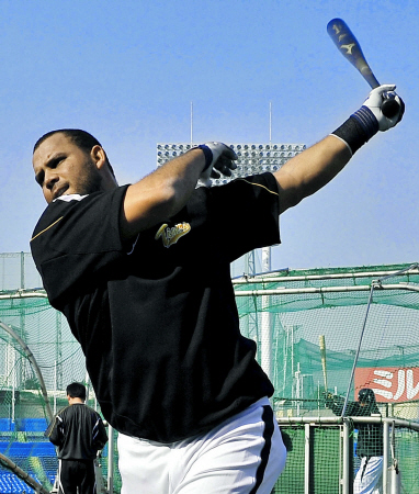 　ティー打撃をするゴメス（撮影・棚橋慶太）