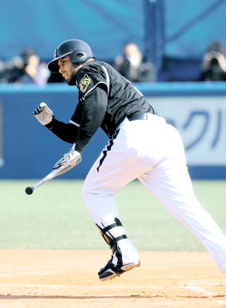 　４回、ゴメスはショート内野安打を放つ（撮影・棚橋慶太）