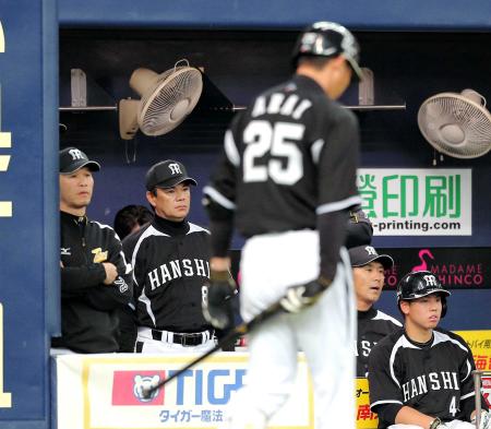 　９回、関本が凡退に倒れ、ベンチでグラウンドを見つめる和田監督