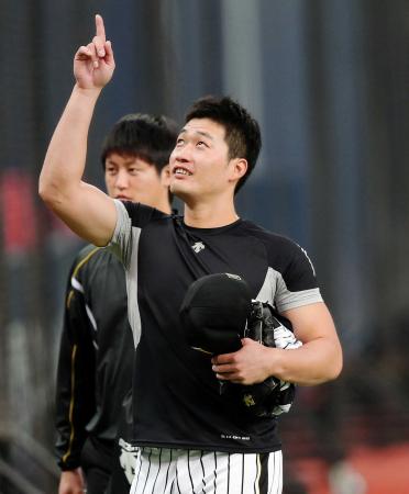 　ドームの天井を指さし笑顔をみせる呉昇桓（撮影・棚橋慶太）