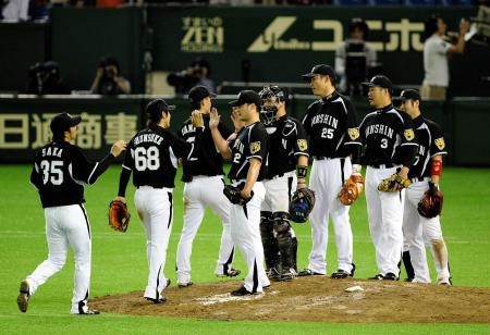 　ナインとハイタッチをかわす呉昇桓（中央）＝撮影・園田高夫