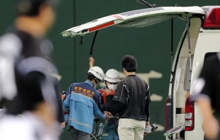 西岡が後頭部強打で動けず 救急車搬送 阪神 デイリースポーツ Online