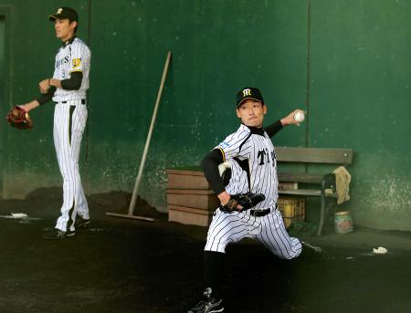 　藤浪（左）と並んで投げ込む岩崎（撮影・田中太一）