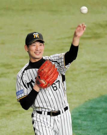 　笑顔でキャッチボールをする岩崎