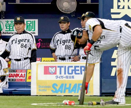 　沈黙する打線に険しい表情の和田監督（中央）＝撮影・持木克友