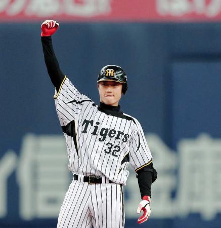 　４回、新井良は左中間へ適時二塁打を放ちガッツポーズ！（撮影・田中太一）