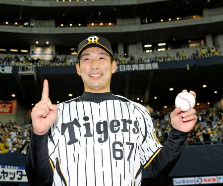 　岩崎はウイニングボールを手に１勝を示す（撮影・田中太一）