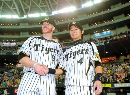 　お立ち台で上本（右）と握手し、笑顔を見せるマートン（撮影・田中太一）