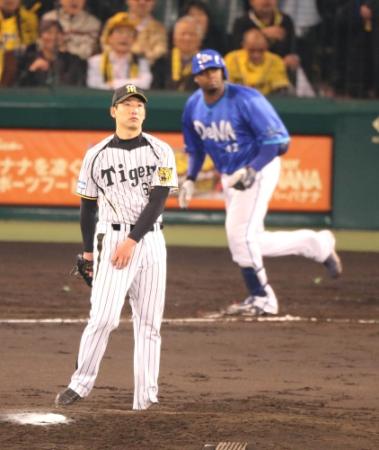 ４回ＤｅＮＡ、１死、ブランコに左越え同点本塁打を打たれぼう然とする阪神先発の岩崎優（左）＝甲子園（撮影・持木克友）