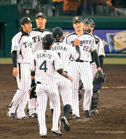 　９回、何とか抑えきり、苦笑いする呉昇桓（右）＝撮影・持木克友