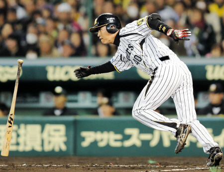 　６回、中前へ意地の同点タイムリーを放つ鶴岡（撮影・田中太一）