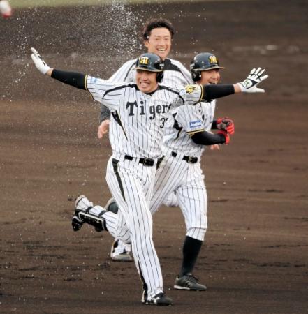 殊勲関本、お待ちかね「必死のパッチ」/阪神/デイリースポーツ online