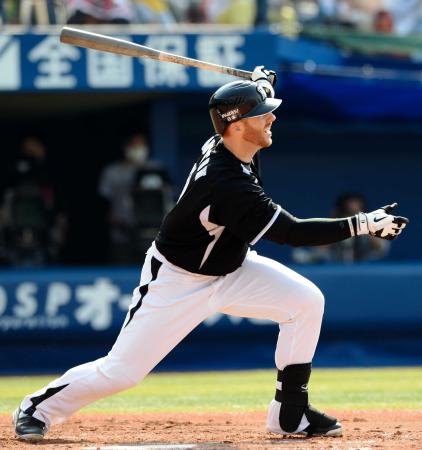 　４回、マートンは中犠飛を放つ（撮影・吉澤敬太）