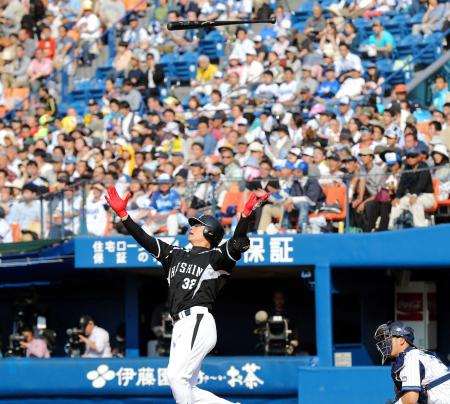 　６回、新井良は左中間へこの日２本目のソロを放ちバットを高々と投げる（撮影・田中太一）