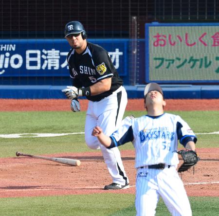 　７回、中前にタイムリーを放つゴメス。投手・長田（撮影・村中拓久）