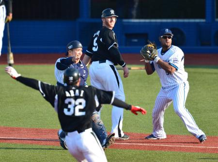 　６回、鶴岡の三ゴロで三走・マートン（中央）がアウトになり、二走・新井良（手前）も続けてアウトになる（撮影・村中拓久）