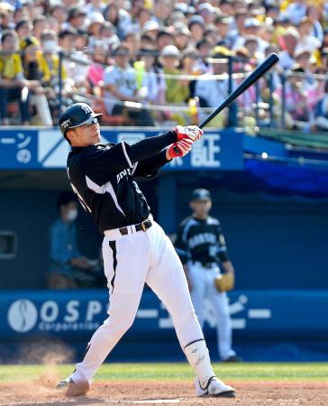 　４回、右越えに追撃の２ランを放つ新井良（撮影・吉澤敬太）