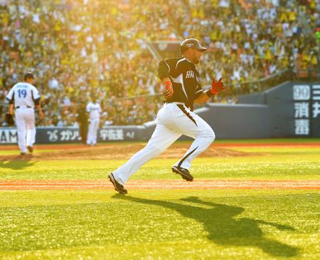 　８回、右前安打を放ち一塁へ向かうゴメス（撮影・吉澤敬太）