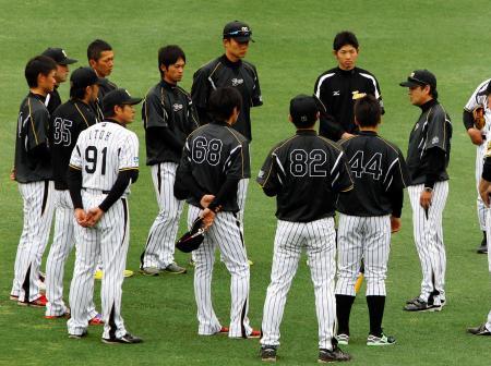　練習前に野手を集めた円陣で話す和田監督（右端）＝撮影・保田叔久