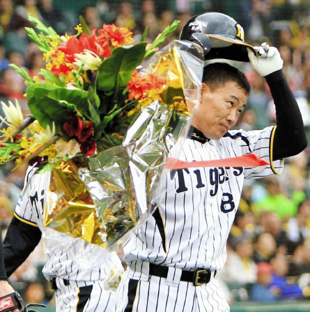 日本通算２００号本塁打を達成し花束をかかげる阪神・福留孝介＝甲子園（撮影・棚橋慶太）