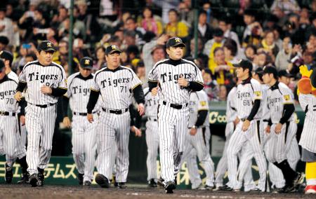 　広島に勝利しダッシュで勝利のあいさつへ向かう和田監督（中央）＝撮影・保田叔久