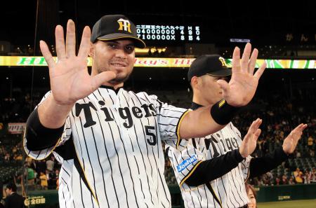 　甲子園１０連勝のポーズつくり、笑顔を見せるゴメス（撮影・棚橋慶太）