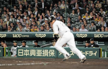 　９回、新井貴が二ゴロに倒れ試合終了。甲子園での連勝が止まり和田監督（右端）やファンもがっかり（撮影・保田叔久）