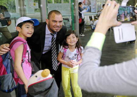 　子どもたちと記念写真を撮るゴメス（撮影・田中太一）