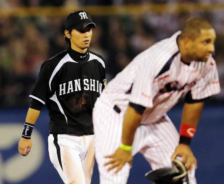 　４回、雄平の打球をエラーした際、右手を痛めた上本