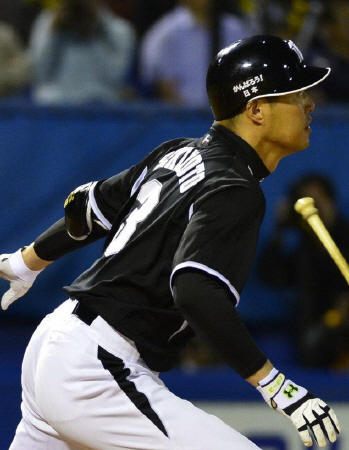 ７回阪神、勝ち越しのタイムリー二塁打を放つ関本賢太郎＝神宮（撮影・村中拓久）