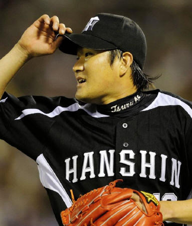 ３回ヤクルト２死二塁、バレンティンの打球を阪神・鳥谷が好捕してピンチを切り抜けた鶴直人は帽子に手をやり礼をする＝神宮（撮影・田中太一）