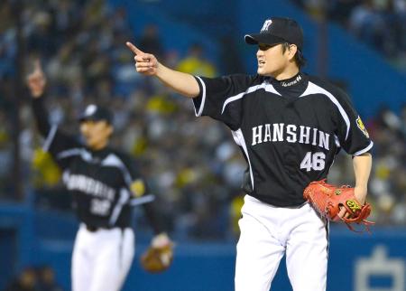 　５回、上田のスイングをアピールする鶴（撮影・村中拓久）