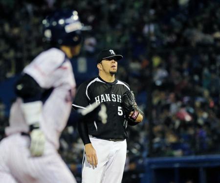 　４回、雄平にソロを浴び、マウンドでぼう然とするメッセンジャー（撮影・田中太一）