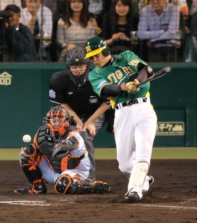 　７回、中前へ適時打を放つ新井