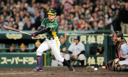 　７回、空振り三振に倒れる鳥谷（撮影・田中太一）