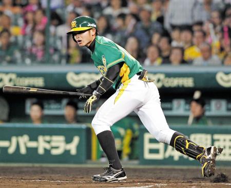 　９回、猛打賞となる左前安打を放つ柴田（撮影・保田叔久）