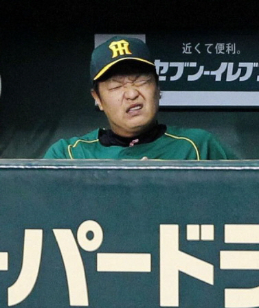 　１０日の巨人戦でリリーフに失敗し厳しい表情を浮かべる阪神・福原＝甲子園
