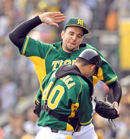 　完封勝利を挙げ、鶴岡（手前）に手荒い祝福をするメッセンジャー