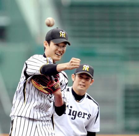 　ノックで本塁へ送球する藤浪（後方は岩田）＝撮影・田中太一