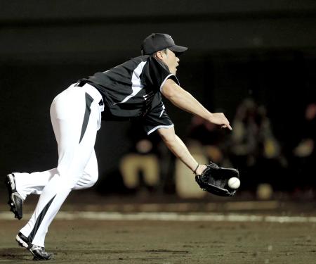 　延長１１回、広島・石原のスクイズをグラブトスで本塁へ返球する呉昇桓