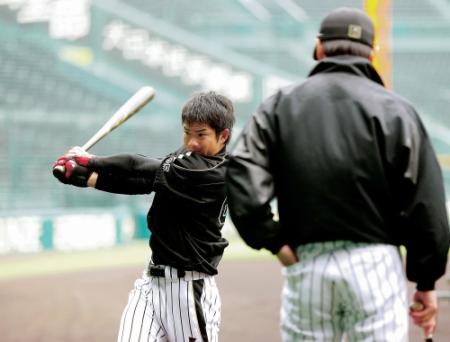 和田監督（右）が見る中、ティーをたたく緒方（撮影・田中太一）