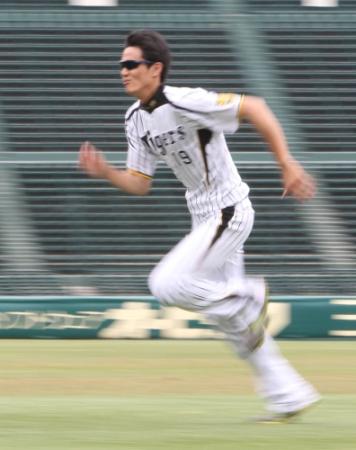 グランドを勢いよくダッシュする阪神の藤浪晋太郎＝甲子園（撮影・持木克友）