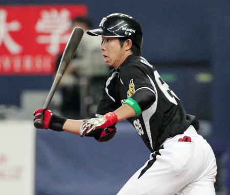 　５回、緒方が中前打を放つ（撮影・保田叔久）