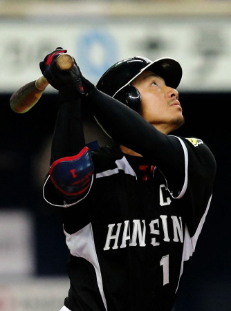 １回、先制タイムリーを放つ阪神・鳥谷＝京セラドーム（撮影・田中太一）