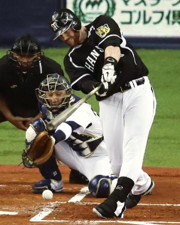 　１回阪神２死二塁、マートンが遊撃に適時内野安打を放つ。捕手伊藤＝京セラドーム