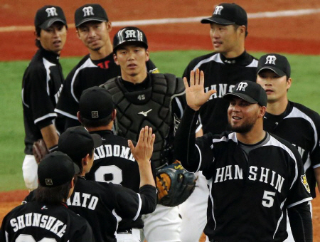 オリックスに競り勝ちハイタッチする阪神・マウロ・ゴメスら阪神ナイン＝京セラドーム